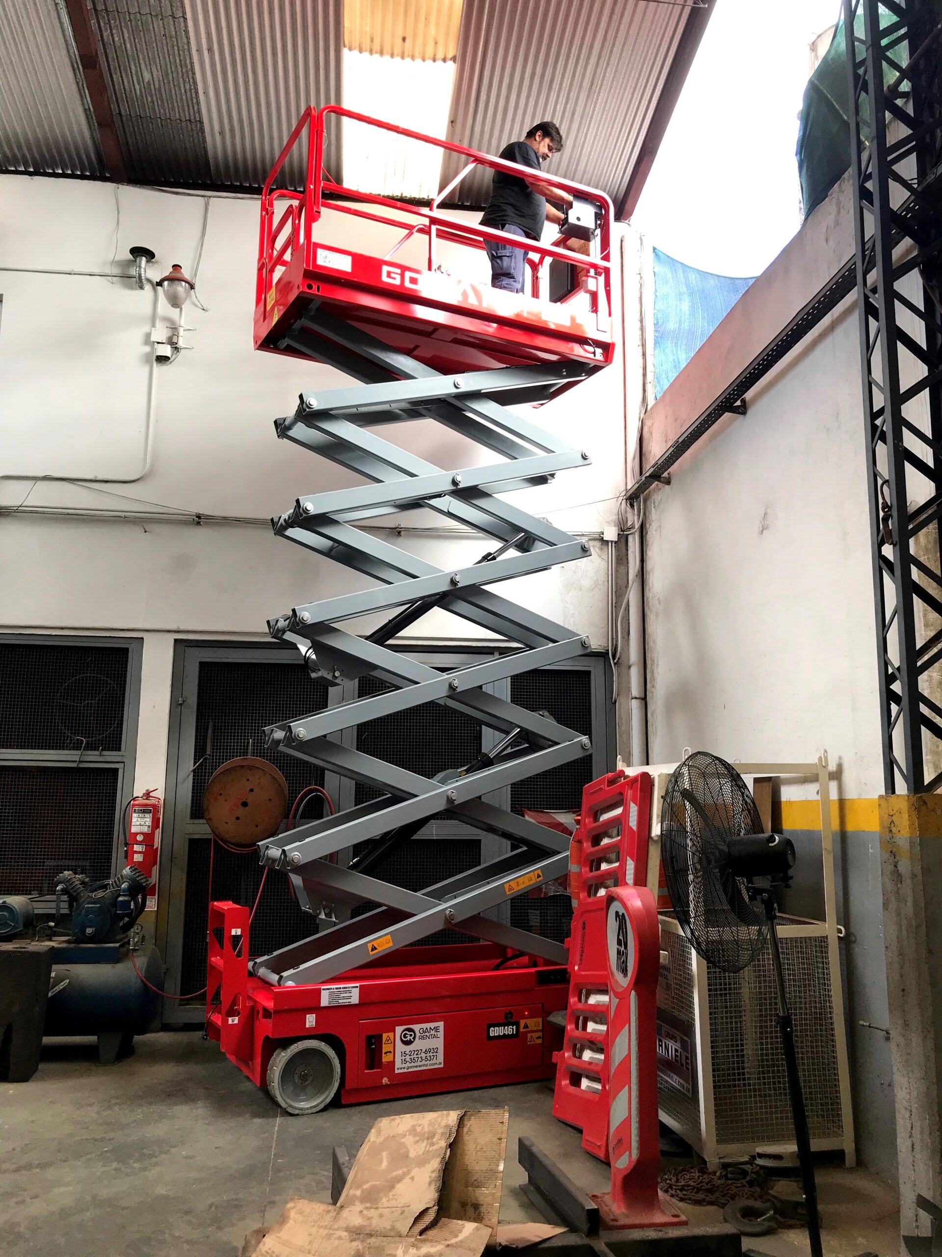 Servicio de alquiler de brazo articulado, plataforma elevadora tipo tijera y telescópicas.