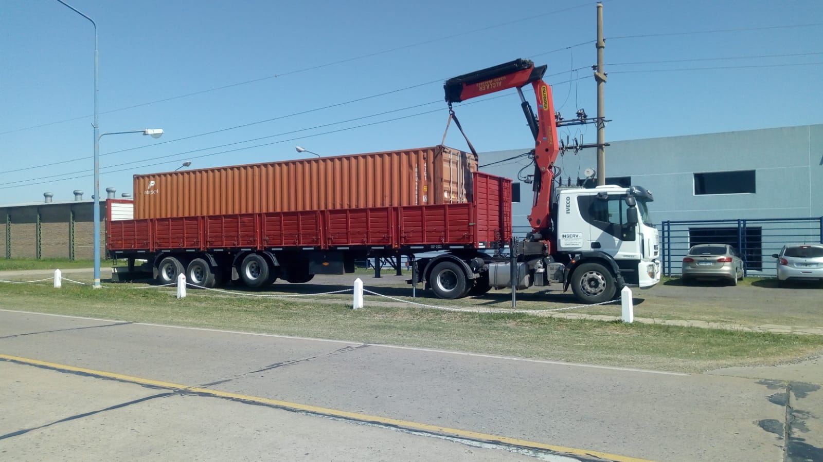 Camión e hidrogrúa