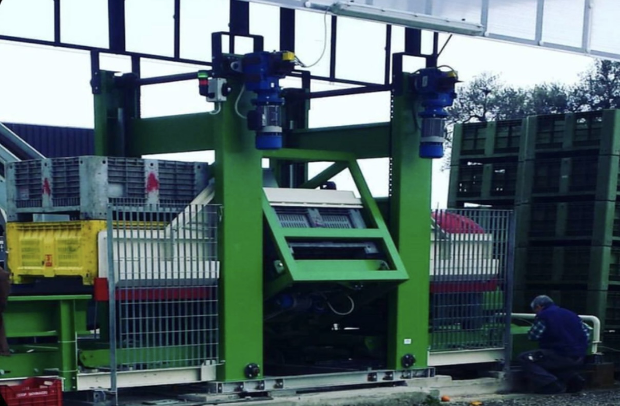 Sistema de vaciado automático de contenedores para frutas y verduras