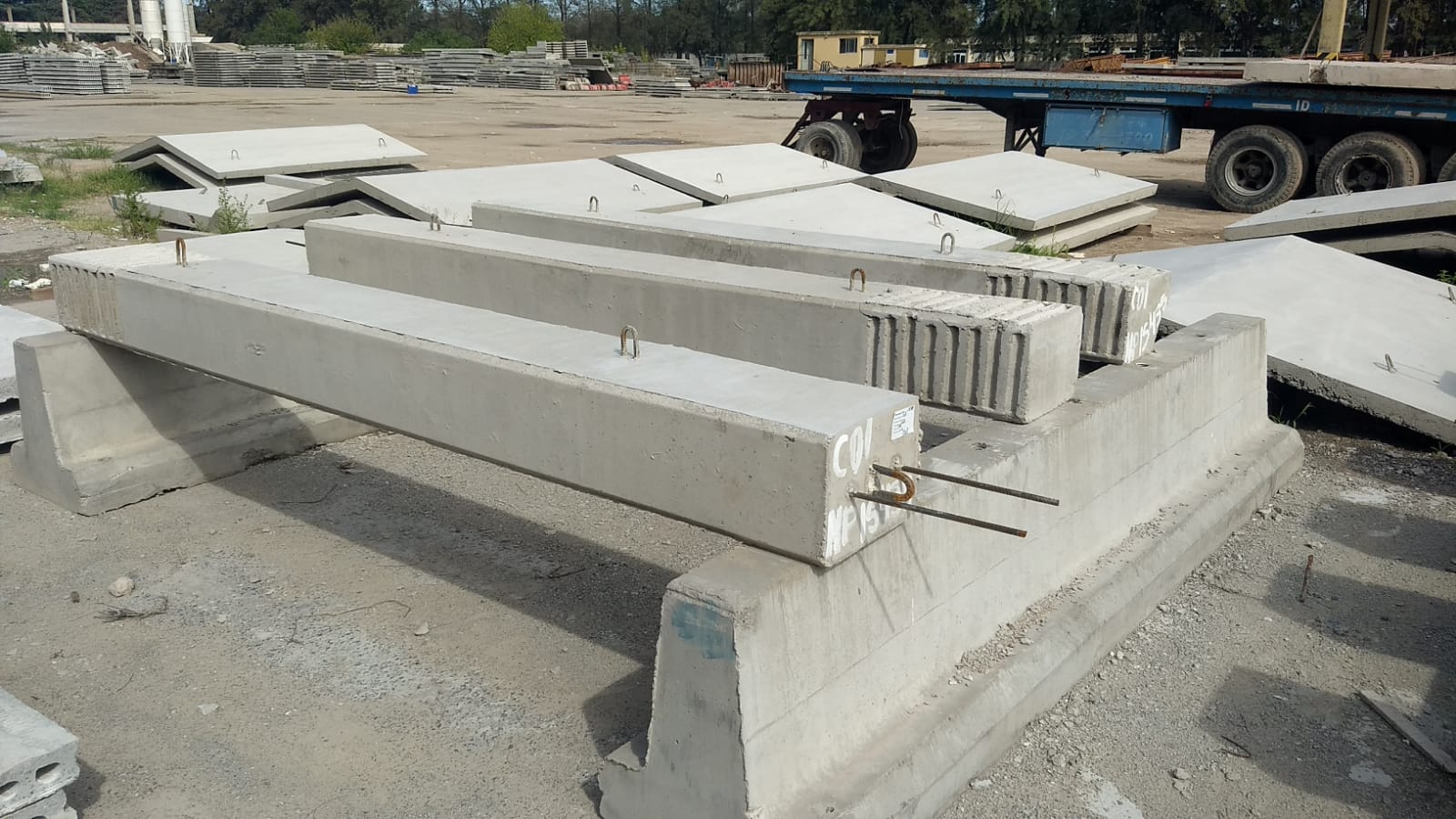 Vigas premoldeadas T invertida para acopio