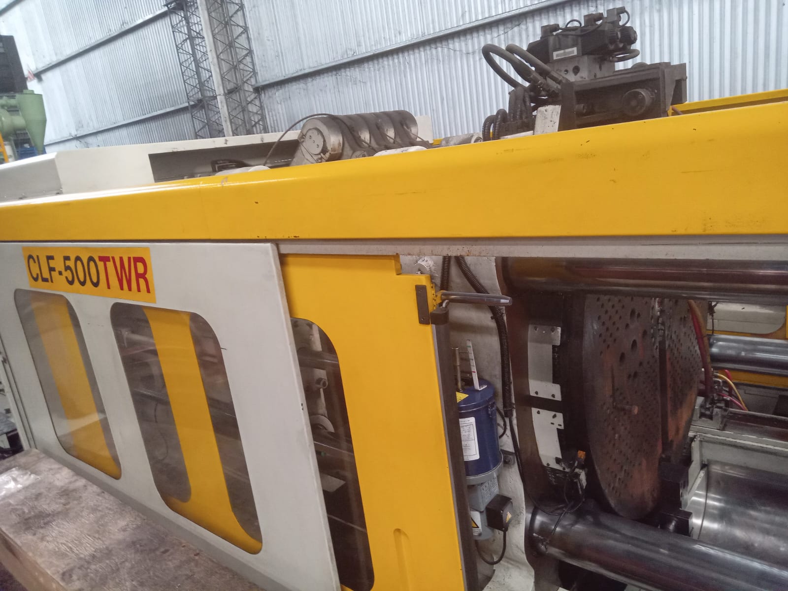 Inyectora Bi inyección paralela de 500Tn marca CLF Modelo CLF 500 TWR